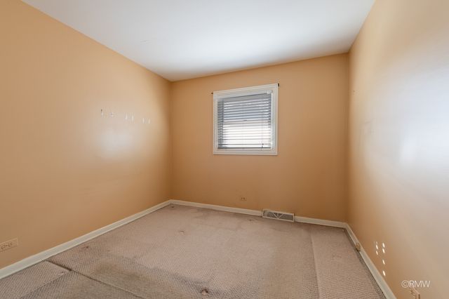 4 N 270 9th Avenue, Addison, IL 60101