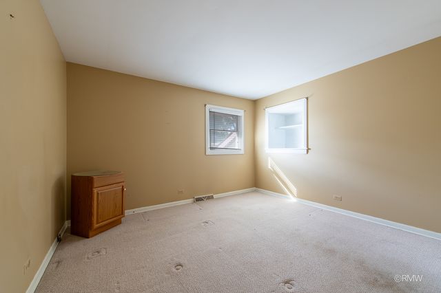4 N 270 9th Avenue, Addison, IL 60101