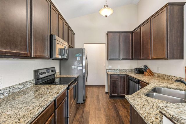 2588 Vierling Drive E, Shakopee, MN 55379