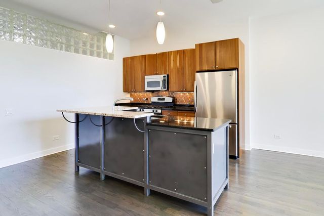 725 N Aberdeen Street 202, Chicago, IL 60642