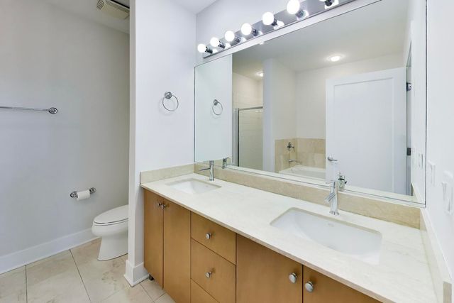 725 N Aberdeen Street 202, Chicago, IL 60642