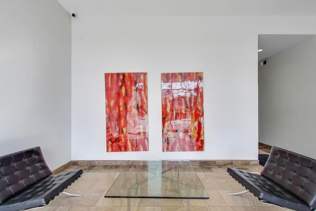 725 N Aberdeen Street 202, Chicago, IL 60642