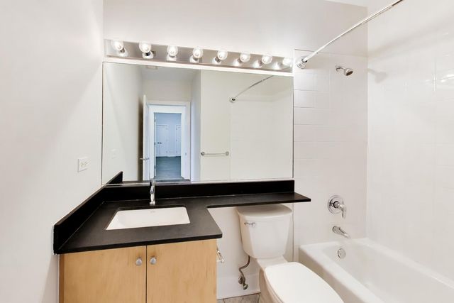 725 N Aberdeen Street 202, Chicago, IL 60642