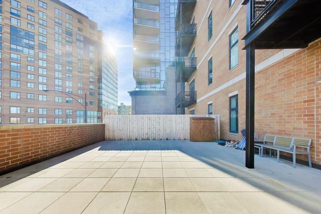 725 N Aberdeen Street 202, Chicago, IL 60642