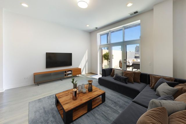 725 N Aberdeen Street 202, Chicago, IL 60642