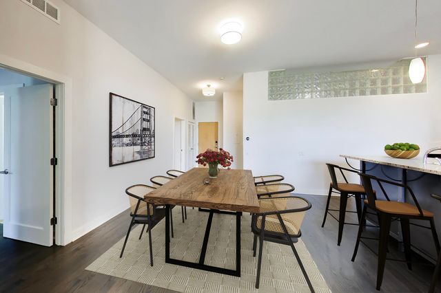 725 N Aberdeen Street 202, Chicago, IL 60642