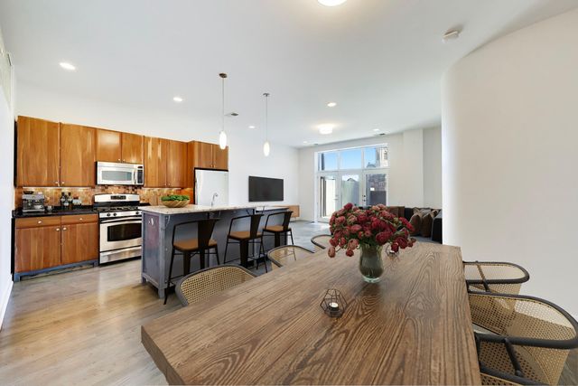 725 N Aberdeen Street 202, Chicago, IL 60642