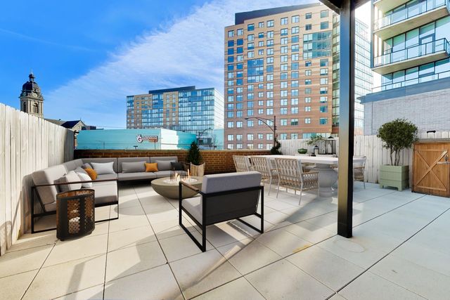 725 N Aberdeen Street 202, Chicago, IL 60642