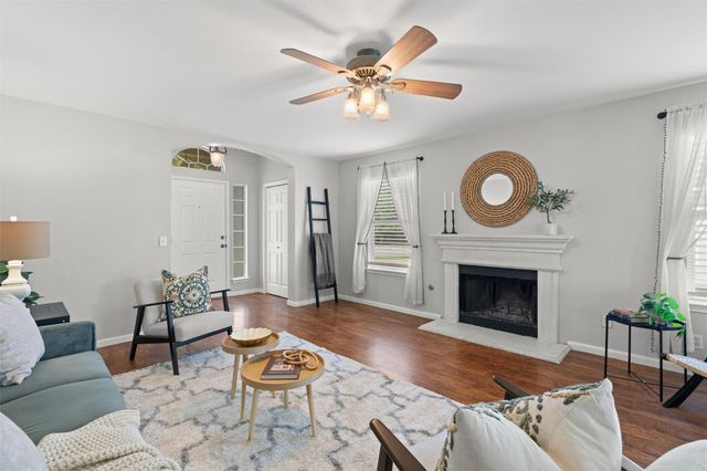 120 Meadowside DR, Hutto, TX 78634