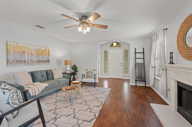 120 Meadowside DR, Hutto, TX 78634