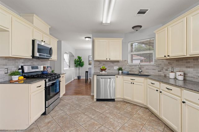 120 Meadowside DR, Hutto, TX 78634