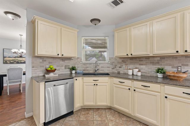 120 Meadowside DR, Hutto, TX 78634