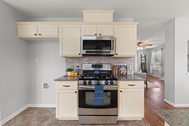 120 Meadowside DR, Hutto, TX 78634