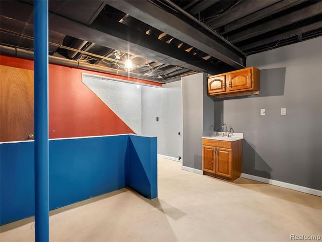 9026 E Bluewater Drive, Clarkston, MI 48348