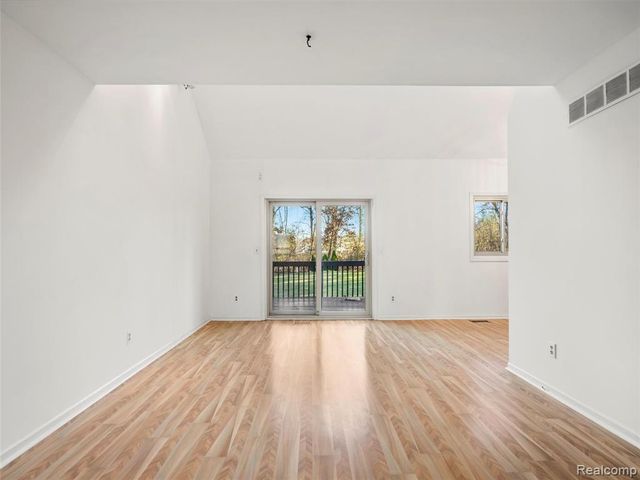 9026 E Bluewater Drive, Clarkston, MI 48348