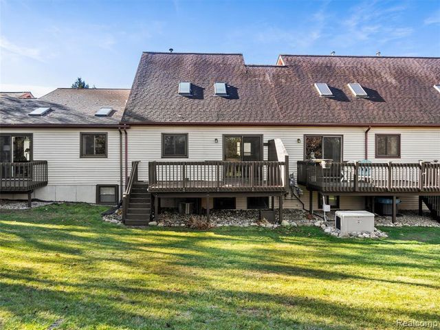 9026 E Bluewater Drive, Clarkston, MI 48348