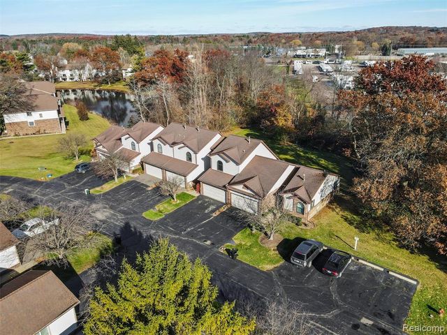 9026 E Bluewater Drive, Clarkston, MI 48348