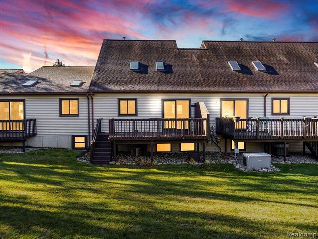 9026 E Bluewater Drive, Clarkston, MI 48348