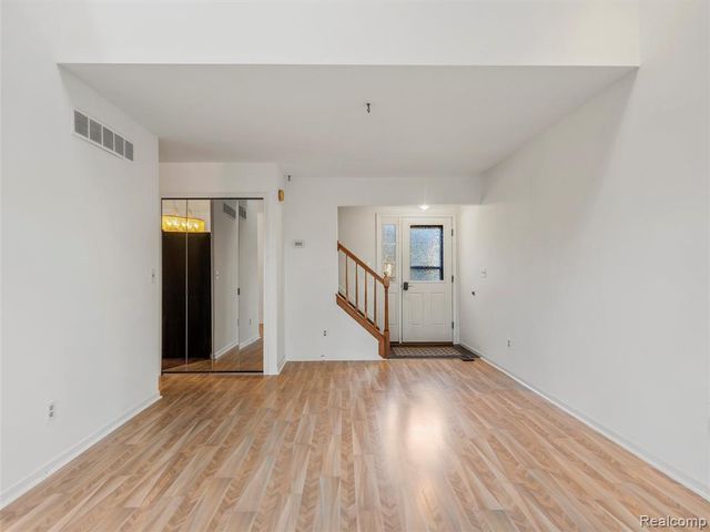 9026 E Bluewater Drive, Clarkston, MI 48348