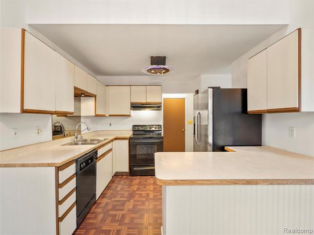 9026 E Bluewater Drive, Clarkston, MI 48348