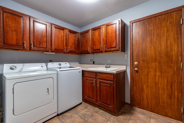 8407 Beech Avenue, Munster, IN 46321