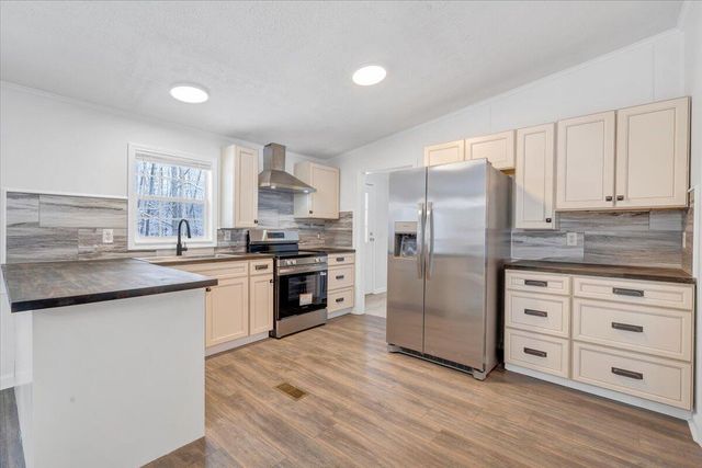 405 Harbor TRL, Moneta, VA 24121