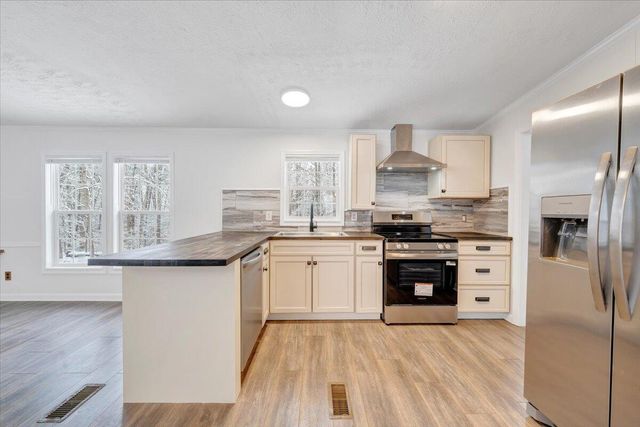 405 Harbor TRL, Moneta, VA 24121