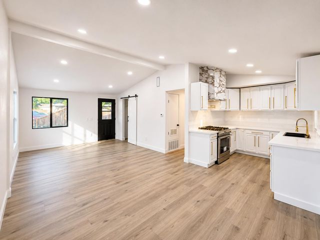 250 N 9th Ave, Oakdale, CA 95361