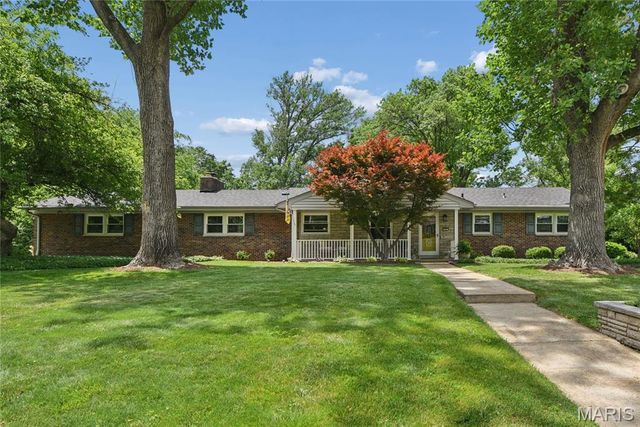 527 Fairways Circle, Creve Coeur, MO 63141