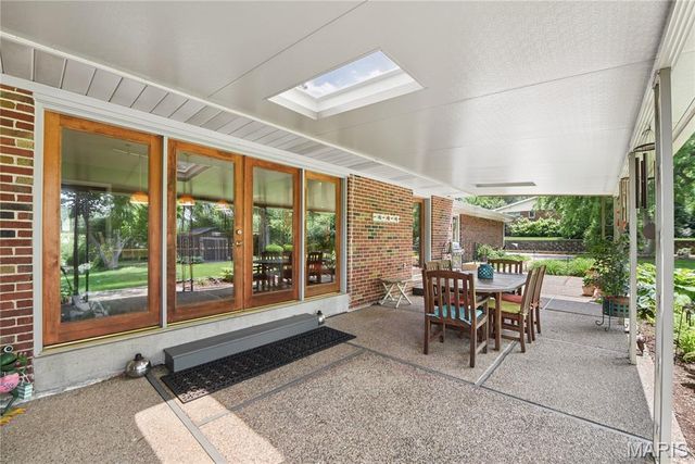 527 Fairways Circle, Creve Coeur, MO 63141