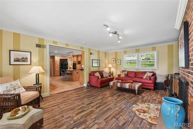 527 Fairways Circle, Creve Coeur, MO 63141