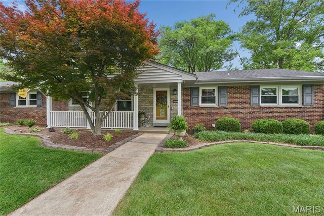 527 Fairways Circle, Creve Coeur, MO 63141