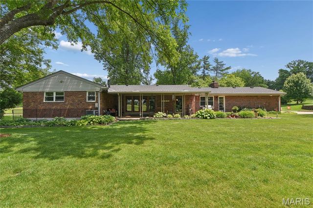 527 Fairways Circle, Creve Coeur, MO 63141