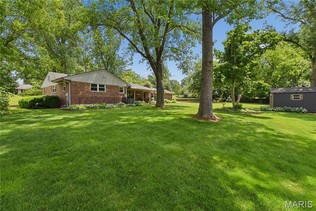 527 Fairways Circle, Creve Coeur, MO 63141