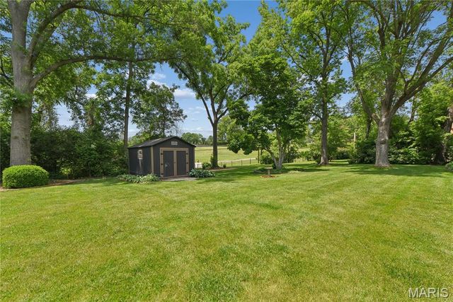 527 Fairways Circle, Creve Coeur, MO 63141