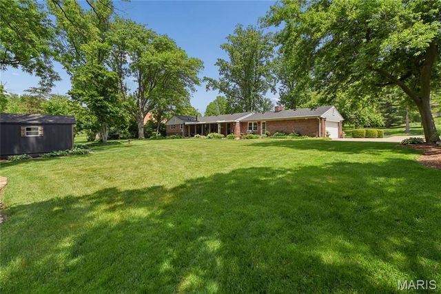 527 Fairways Circle, Creve Coeur, MO 63141