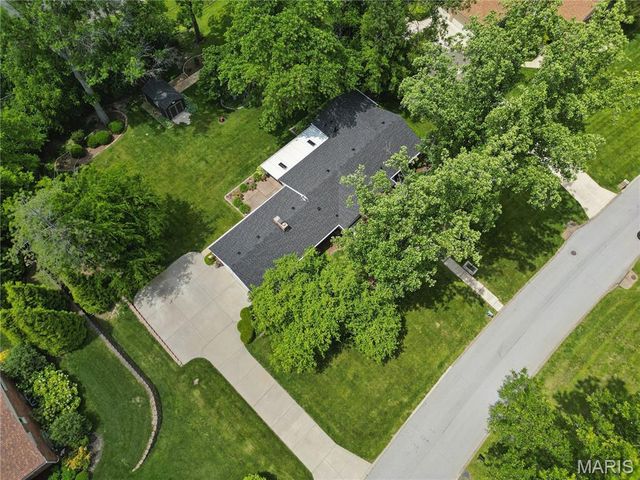 527 Fairways Circle, Creve Coeur, MO 63141
