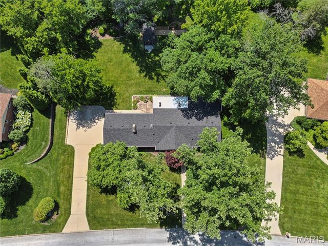 527 Fairways Circle, Creve Coeur, MO 63141