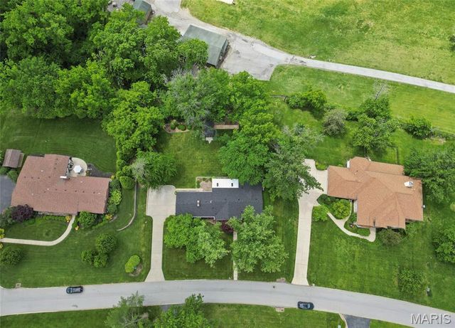 527 Fairways Circle, Creve Coeur, MO 63141