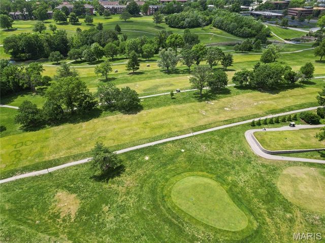 527 Fairways Circle, Creve Coeur, MO 63141