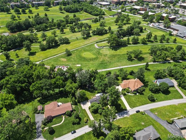 527 Fairways Circle, Creve Coeur, MO 63141