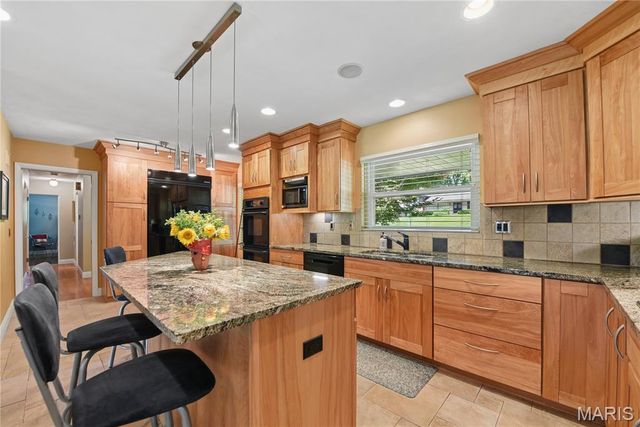 527 Fairways Circle, Creve Coeur, MO 63141