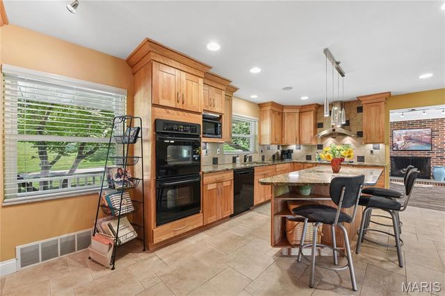 527 Fairways Circle, Creve Coeur, MO 63141