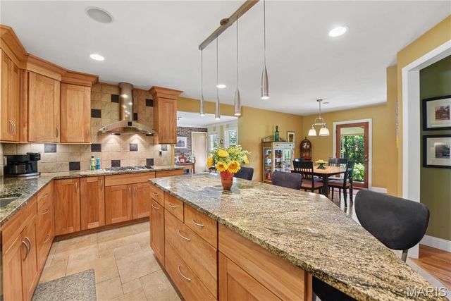 527 Fairways Circle, Creve Coeur, MO 63141