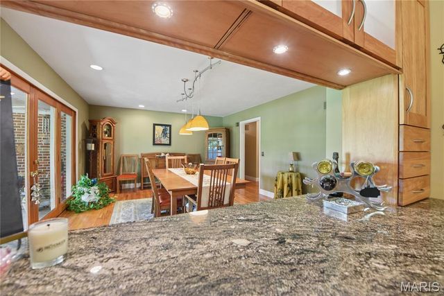 527 Fairways Circle, Creve Coeur, MO 63141