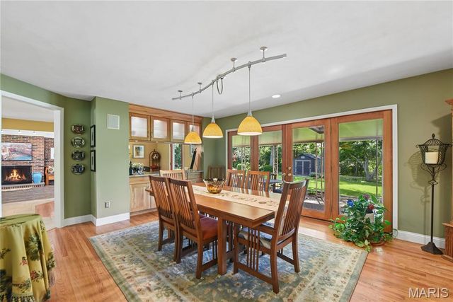 527 Fairways Circle, Creve Coeur, MO 63141