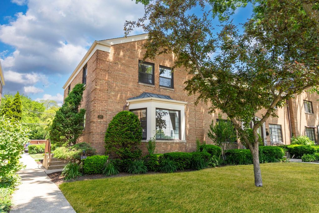 193 Fellows Court, Elmhurst, IL 60126