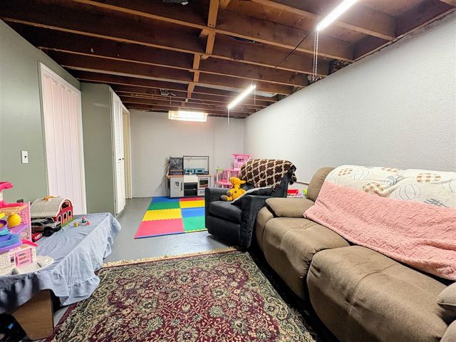 1577 S Dowling Street, Westland, MI 48186