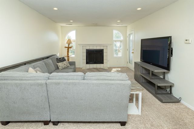 401 SE Lowell Drive 6, Ankeny, IA 50021