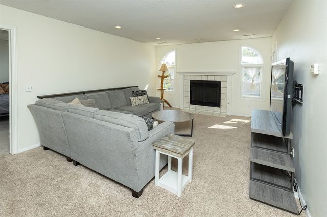 401 SE Lowell Drive 6, Ankeny, IA 50021